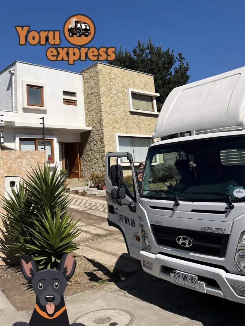 Camión de Yoru Express estacionado frente a una casa en Viña del Mar durante una mudanza