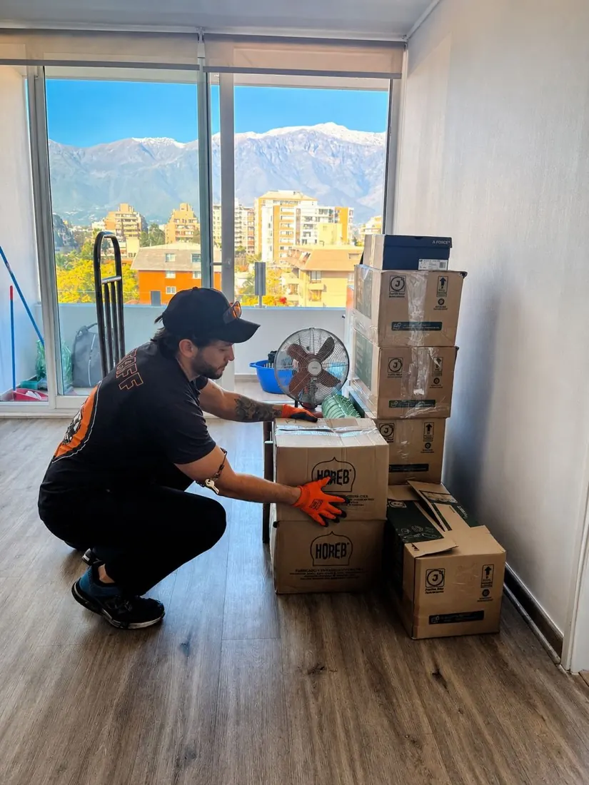 Trabajador de Yoru Express embalando cajas durante una mudanza