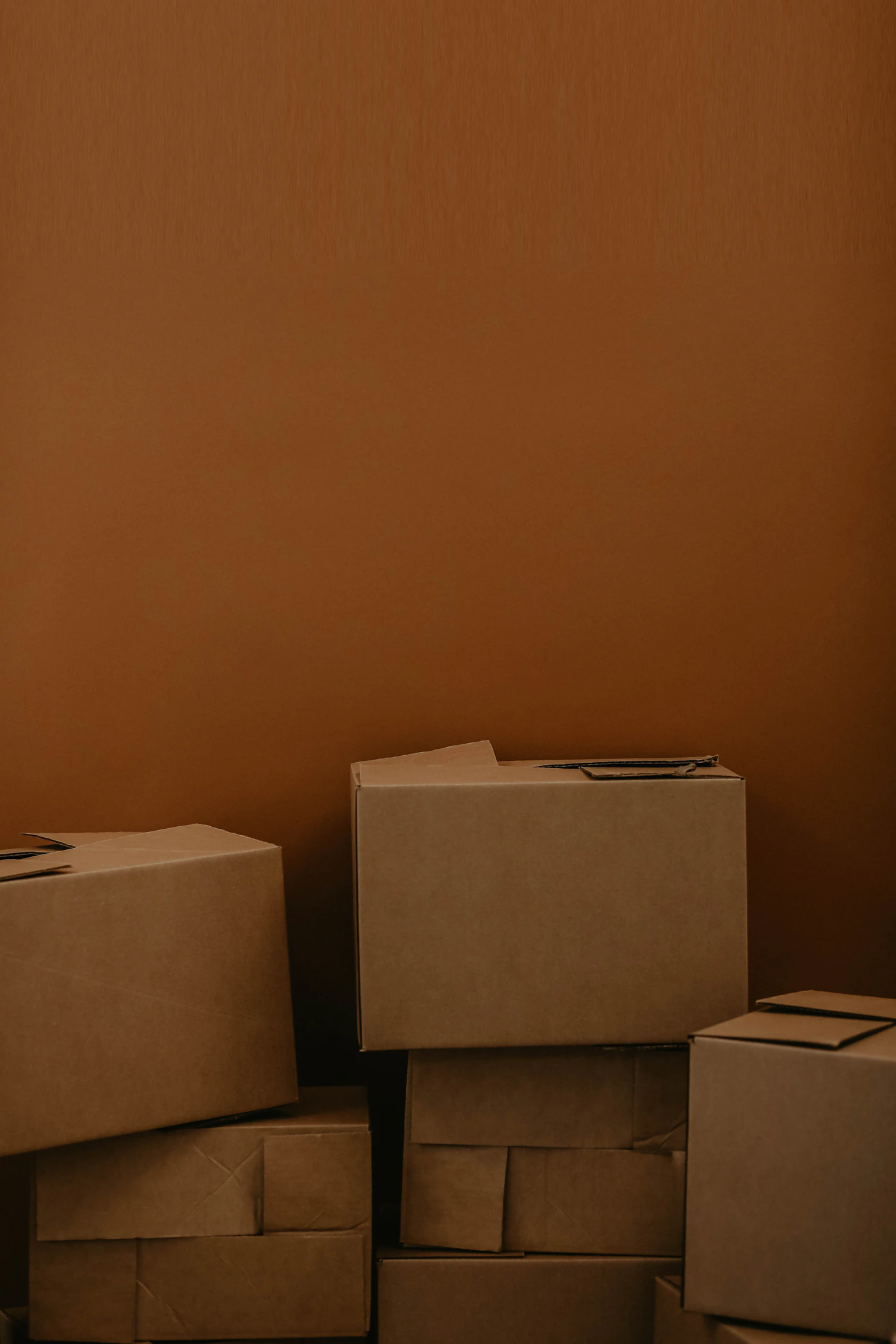 Cajas de cartón apiladas listas para una mudanza